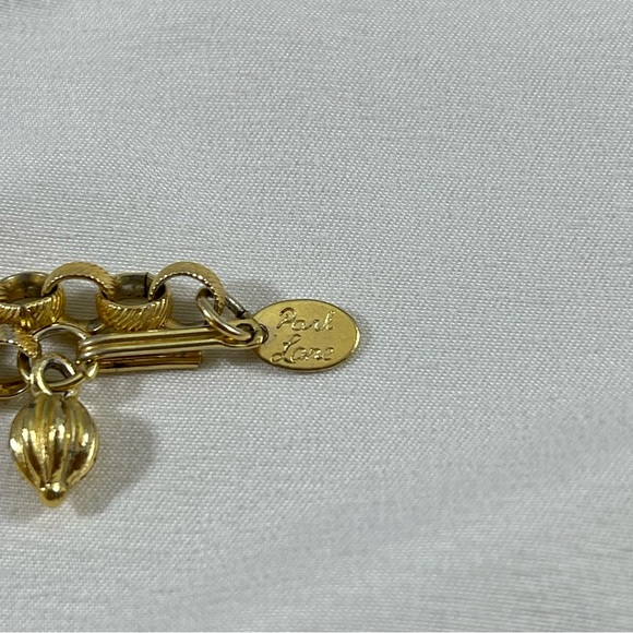 Vintage Park Lane necklace chain in gold tone with unique textured links. - Picture 6 of 9